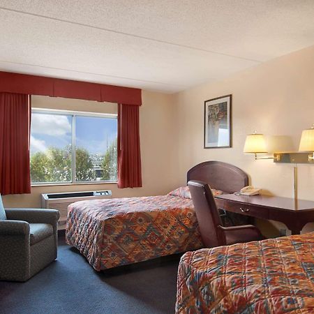Super 8 By Wyndham Manchester Airport Стая снимка