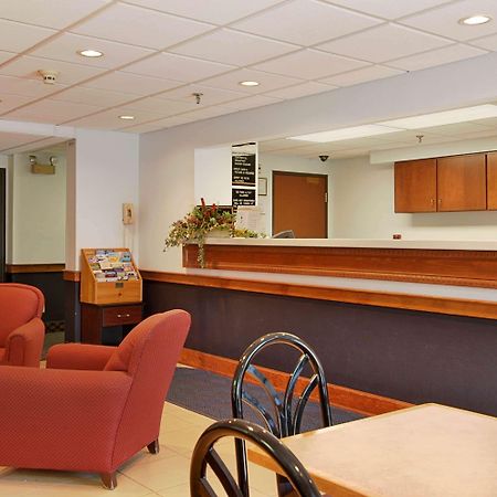 Super 8 By Wyndham Manchester Airport Интериор снимка