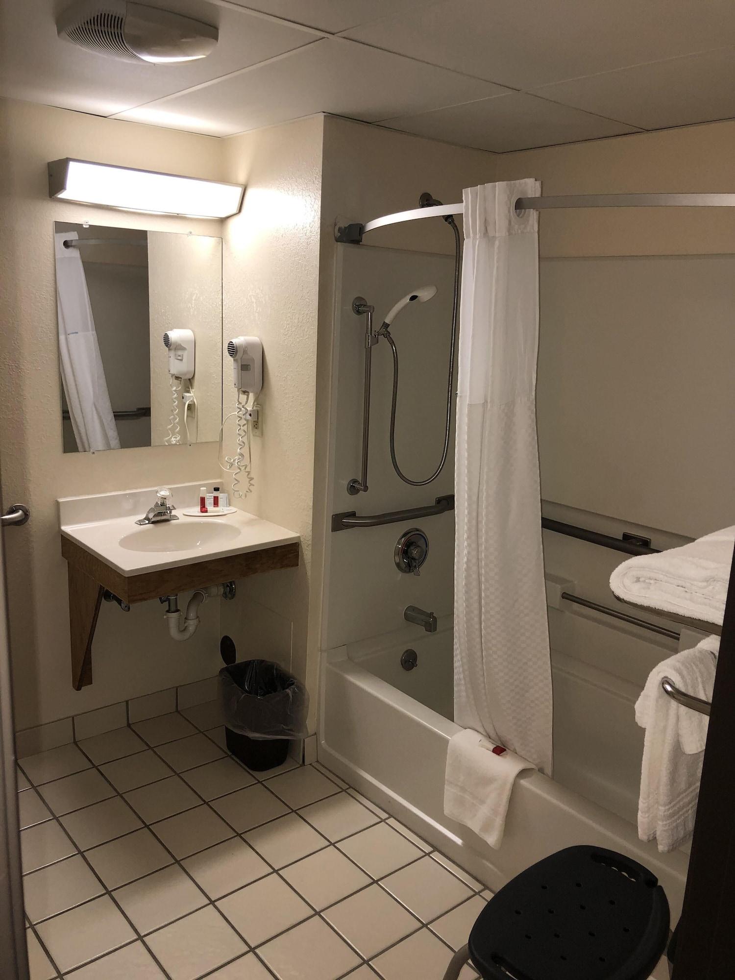 Super 8 By Wyndham Manchester Airport Екстериор снимка
