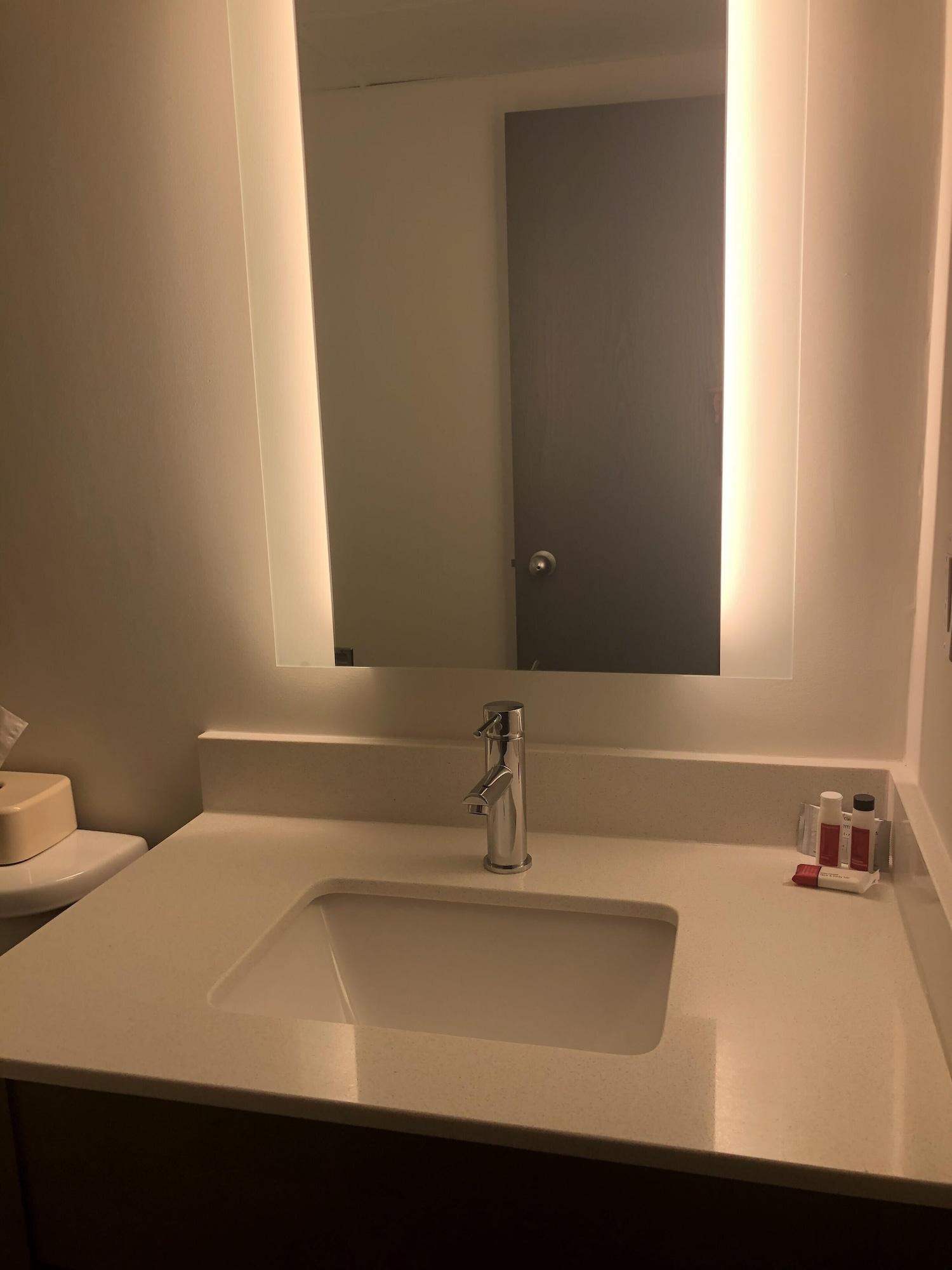 Super 8 By Wyndham Manchester Airport Екстериор снимка