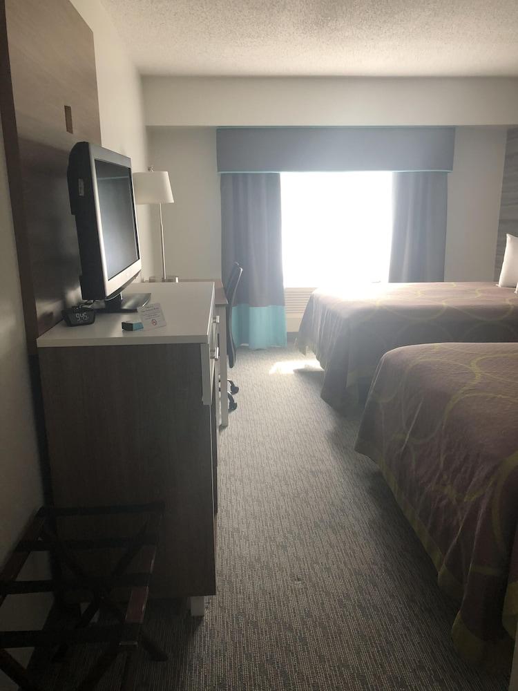 Super 8 By Wyndham Manchester Airport Екстериор снимка