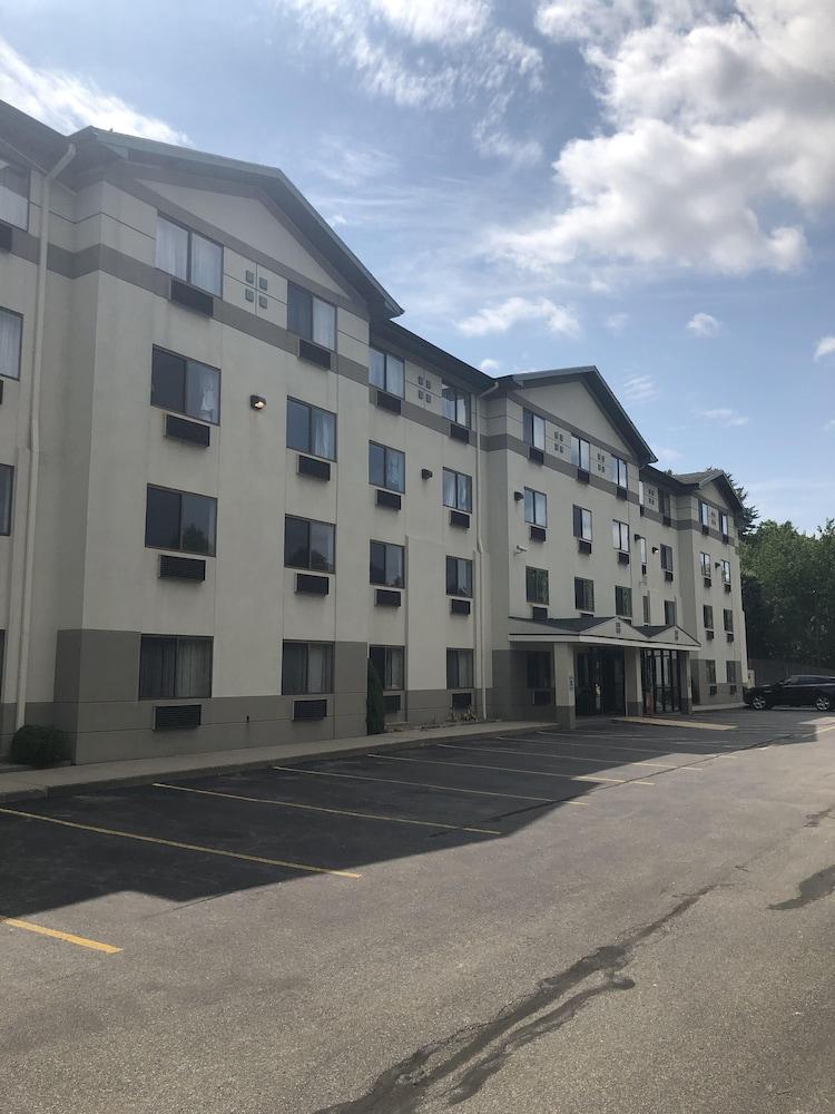 Super 8 By Wyndham Manchester Airport Екстериор снимка