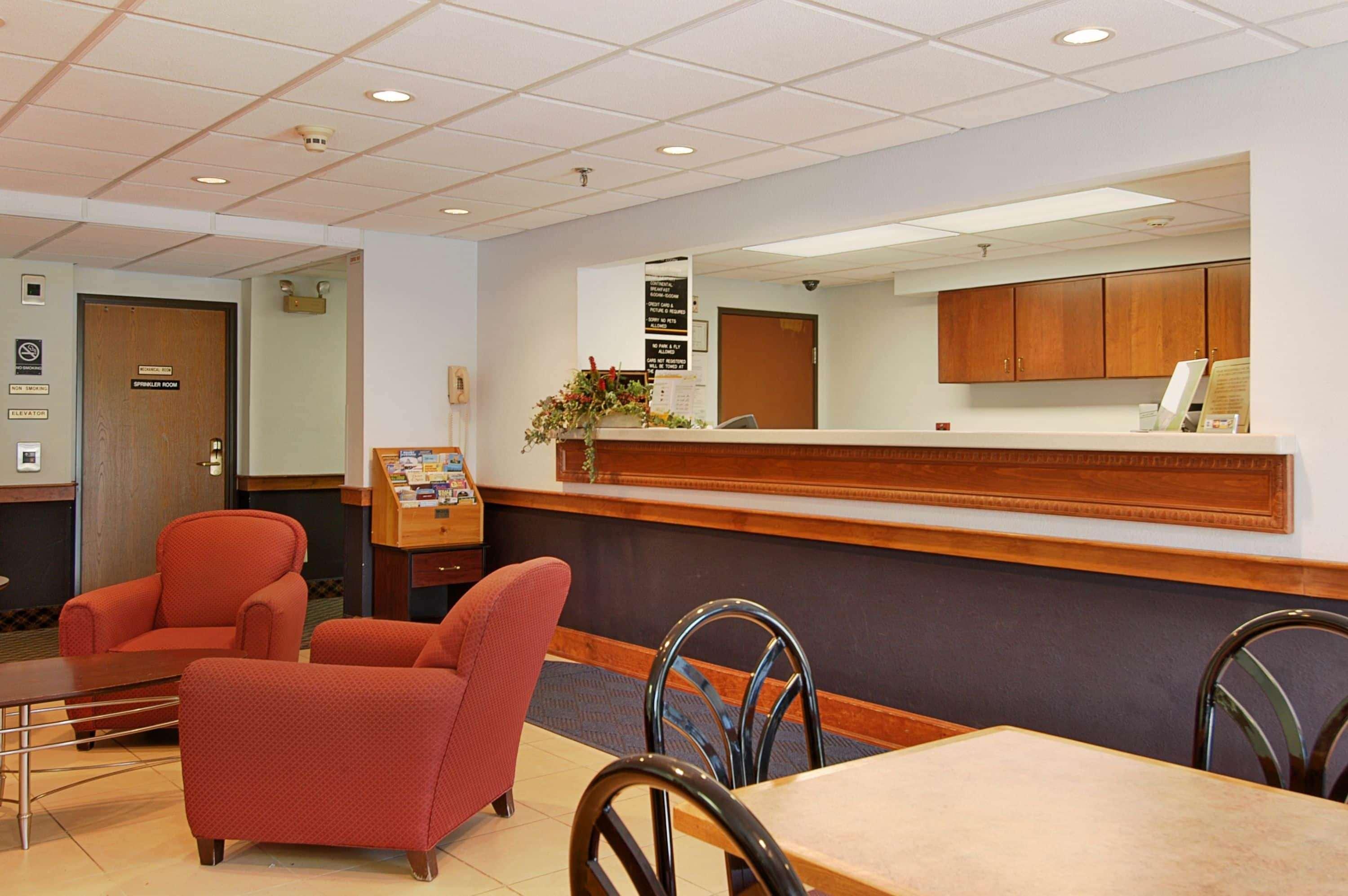 Super 8 By Wyndham Manchester Airport Интериор снимка