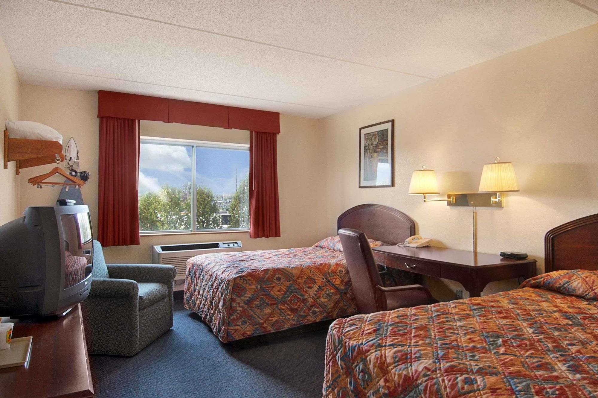 Super 8 By Wyndham Manchester Airport Стая снимка