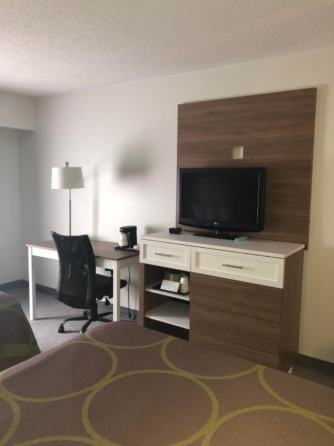 Super 8 By Wyndham Manchester Airport Екстериор снимка